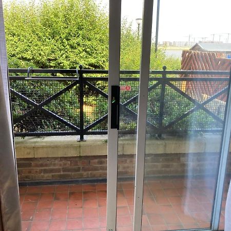 Comfortable Room With Private Balcony And Shared House 伦敦 外观 照片