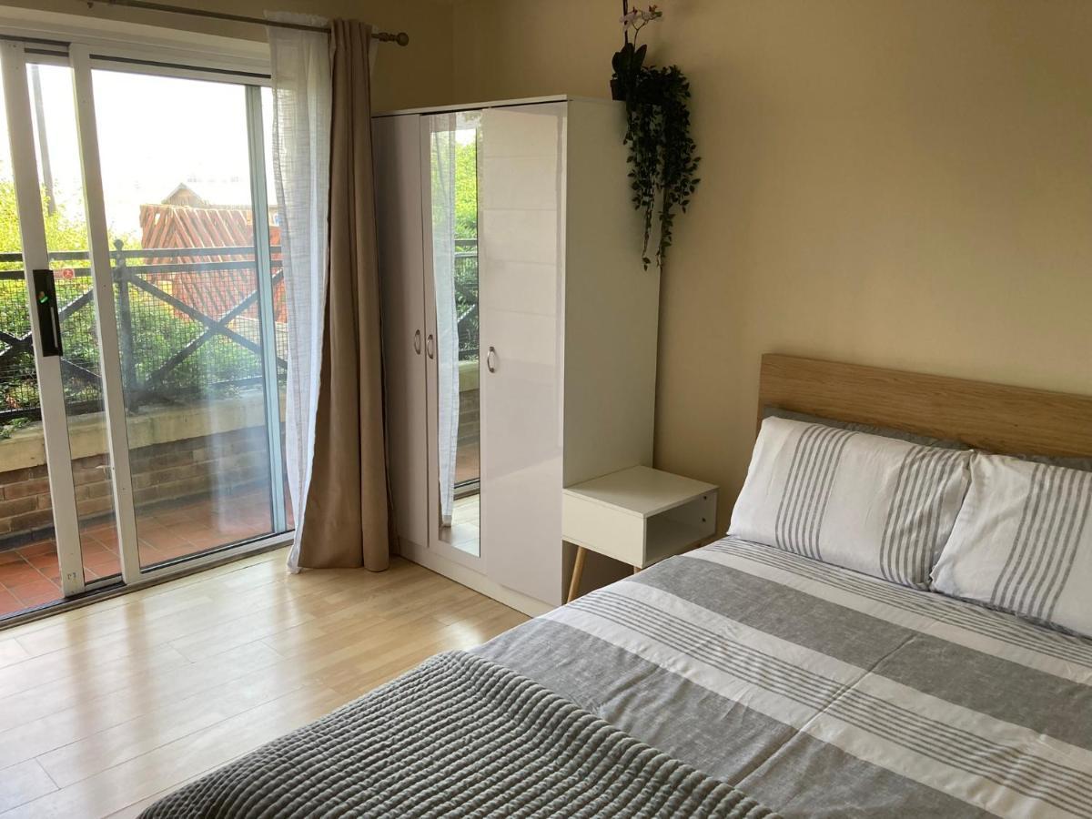 Comfortable Room With Private Balcony And Shared House 伦敦 外观 照片